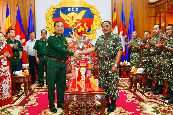 Thiếu tướng Vũ Văn Điền thăm chúc Tết tại Bộ Tư lệnh Đặc công, Quân đội Hoàng gia Campuchia. (Ảnh: NGUYÊN PHÚ)