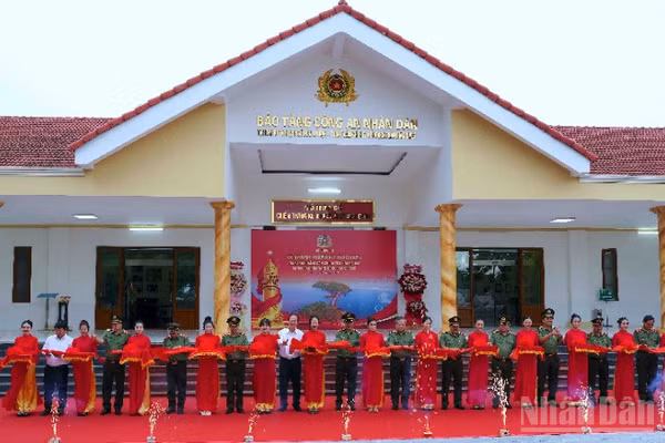 Lãnh đạo tỉnh Cà Mau và Bộ Công an thực hiện nghi thức khánh thành công trình nâng cấp Khu di tích lịch sử Hòn Đá Bạc.
