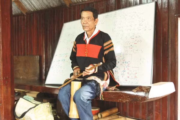 Nghệ nhân Y Hiu Niê Kđăm diễn tấu chiêng tre.