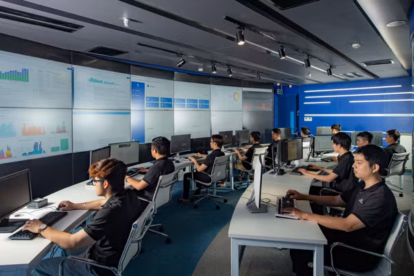 Những máy chủ vận hành liên tục, ở phía sau là thông tin của hàng triệu con người luôn cần được bảo vệ. Ảnh: CMC Data Center