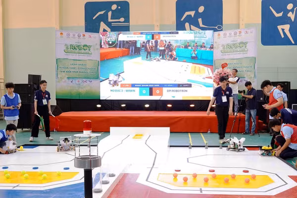 Một phiên thi đấu tại Cuộc thi Sáng tạo Robot Quảng Ngãi lần IV. Ảnh: Ái Kiều