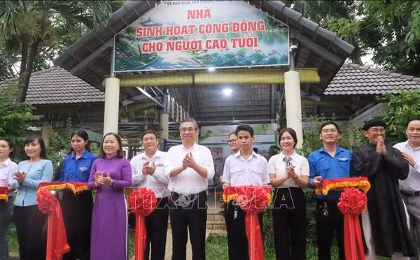 Lãnh đạo Thành ủy Thành phố Hồ Chí Minh và phường Bình Phú cắt băng khánh thành Nhà sinh hoạt cộng đồng cho người cao tuổi. 