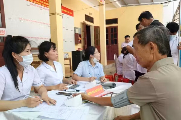 Khám tư vấn huyết áp cho người dân xã Phú Long. Nguồn: Báo Ninh Bình