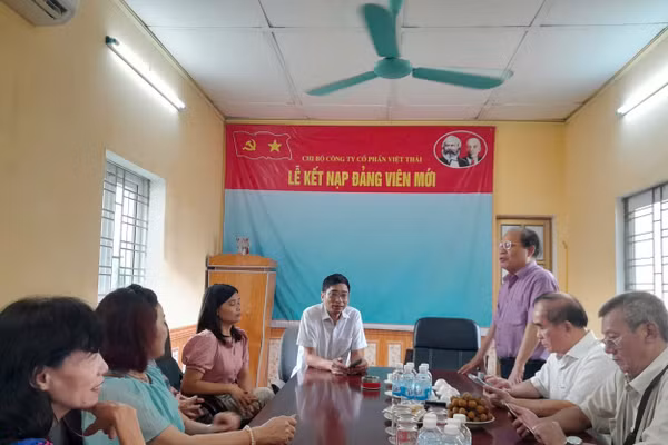 Lãnh đạo Hiệp hội Tấm lợp Việt Nam trao đổi với Công ty cổ phần Việt Thái về hoạt động thiện nguyện và sản xuất. 