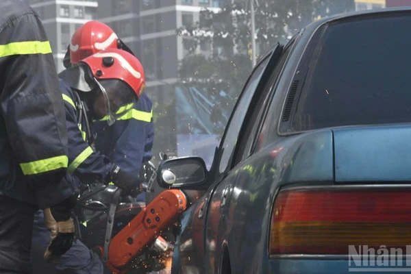 Diễn tập huy động hơn 3.000 người cùng 100 phương tiện các loại, trong đó có nhiều trang thiết bị chuyên dụng.