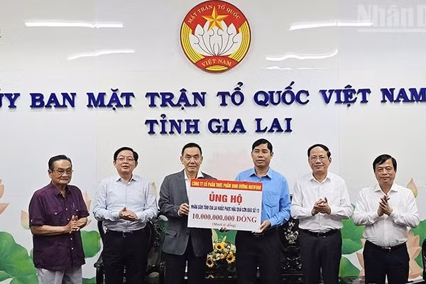Đại diện Ban lãnh đạo Nutifood trao 10 tỷ đồng ủng hộ người dân bị thiệt hại do bão số 13 tại Gia Lai.