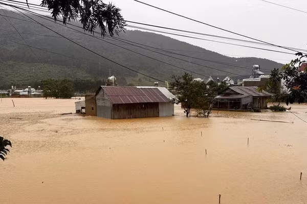 Nhiều nơi trên địa bàn xã Hiệp Thạnh, tỉnh Lâm Đồng ngập sâu sau những cơn mưa lớn kéo dài. (Ảnh: Văn Bảo)