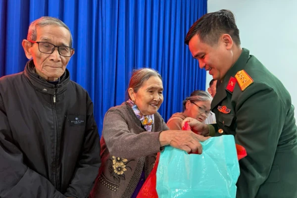 [Video] Trao 1.000 phần quà hỗ trợ của Quân ủy Trung ương-Bộ Quốc phòng tới các hộ dân vùng lũ TP Huế