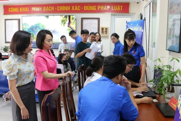 Phường Phúc Lợi (Hà Nội) hỗ trợ người dân chuyển đổi số.