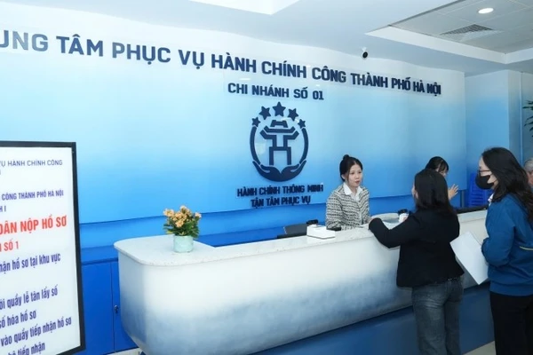 Người dân thực hiện thủ tục hành chính tại Trung tâm Phục vụ hành chính công thành phố Hà Nội.