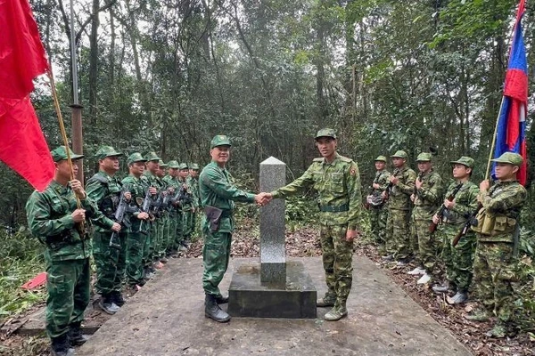 Nghi thức thực hiện tại cột mốc.