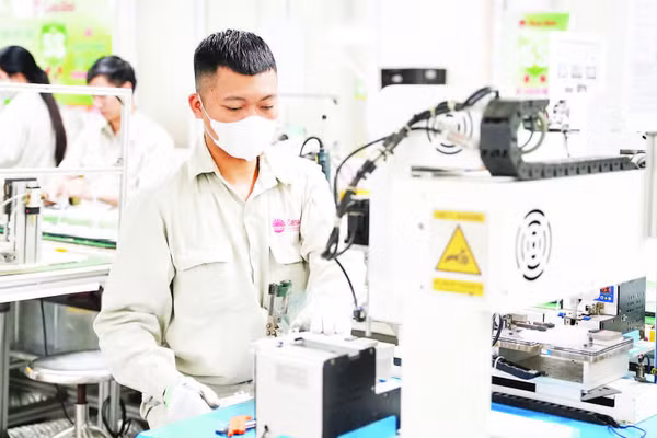Hoạt động sản xuất tại Công ty cổ phần Bóng đèn, Phích nước Rạng Đông.