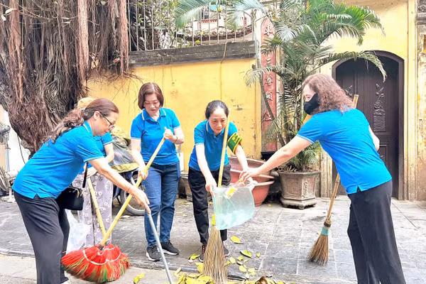 Nhân dân phường Hoàn Kiếm tham gia vệ sinh môi trường, bảo vệ cảnh quan đô thị, góp phần xây dựng nếp sống văn minh trên địa bàn.