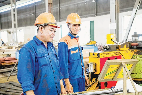 Đẩy mạnh ứng dụng công nghệ vào sản xuất.