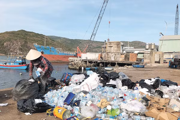 Rác thải được phân loại ngay tại cảng khi tàu cập bờ. Ảnh: Vân Sơn