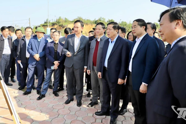 Đồng chí Bộ trưởng Trần Hồng Minh và Đoàn công tác kiểm tra thực địa tại đường Vành đai 5.