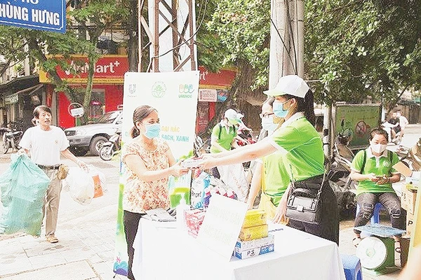 Công ty TNHH MTV Môi trường đô thị Hà Nội thí điểm đổi rác thải nhựa lấy quà, nhằm tạo thói quen phân loại rác trong nhân dân. Ảnh: Hoàng Hiệp