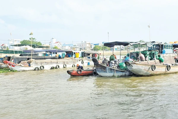 Chợ nổi Cái Răng bắt đầu họp từ 5h đến 9h sáng hằng ngày.