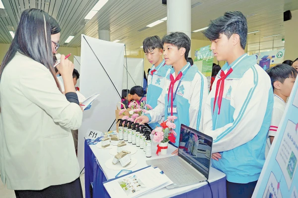Các em học sinh Trường Chu Văn An, Ea Kar, Đắk Lắk, đang giới thiệu sản phẩm STEM của mình.