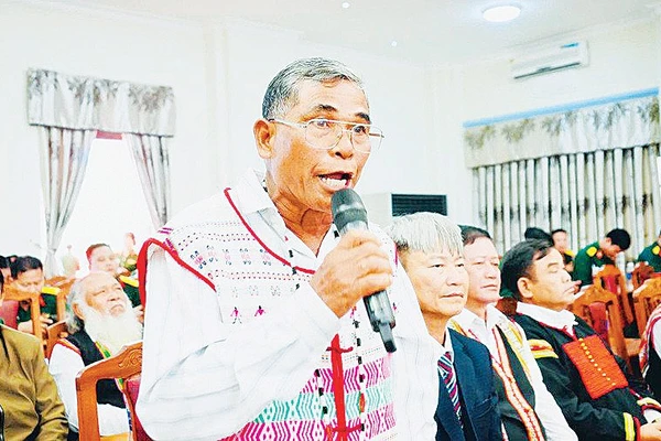 Đại biểu chia sẻ kinh nghiệm, cách làm hay tại cuộc gặp mặt 100 già làng, trưởng thôn, người có uy tín và chức sắc tôn giáo tiêu biểu khu vực Tây Nguyên, ngày 29/12. Ảnh: Phương Dung