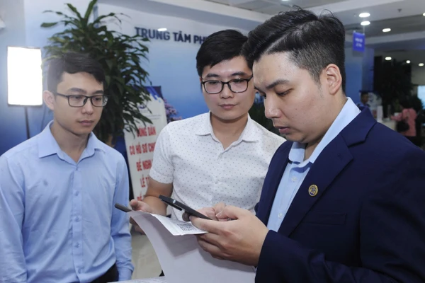 Người dân được hướng dẫn chu đáo, nhiệt tình khi làm thủ tục hành chính online. Ảnh: Hải Nam