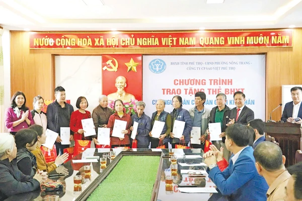 Trao tặng thẻ bảo hiểm y tế cho những người dân có hoàn cảnh đặc biệt tại Phú Thọ. Ảnh: Báo Phú Thọ