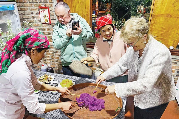 Du khách thích thú trải nghiệm văn hóa địa phương tại bản Vặt.