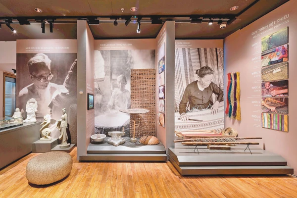 Không gian nghề thủ công truyền thống được kết hợp sinh động giữa hiện vật, ảnh và ánh sáng.