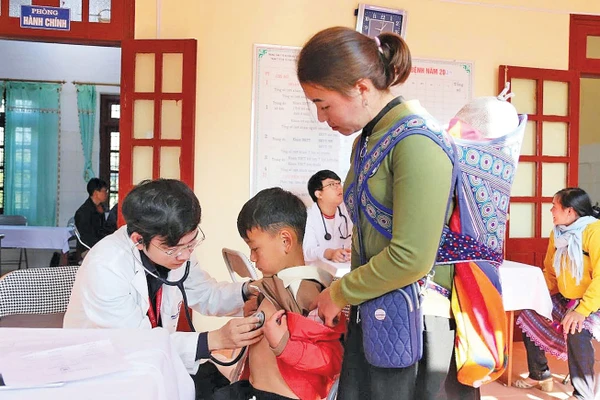 Chăm sóc sức khỏe cho trẻ em từ tuyến cơ sở tại Lào Cai. Ảnh: Báo Sức khỏe & Đời sống