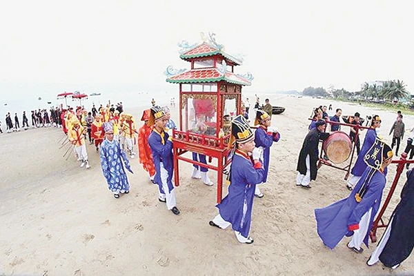 Nghi lễ rước nghinh thần trước biển tại lễ Cầu ngư, làng Nam Ô (thành phố Đà Nẵng). Ảnh: Trần Lê Lâm