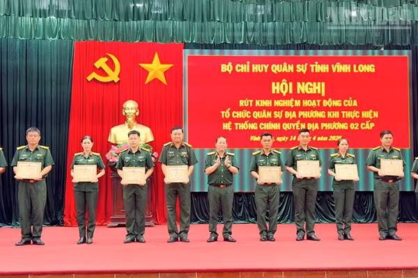 Thiếu tướng Trần Minh Trang, Chỉ huy trưởng Bộ Chỉ huy Quân sự tỉnh Vĩnh Long trao Giấy khen. 