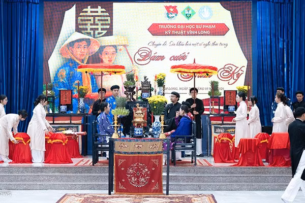 Sinh viên tái hiện đám cưới Nam Kỳ xưa. 