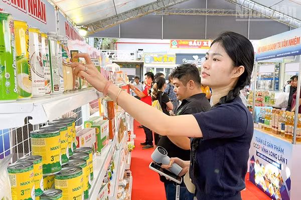 Sản phẩm OCOP được trưng bày. 