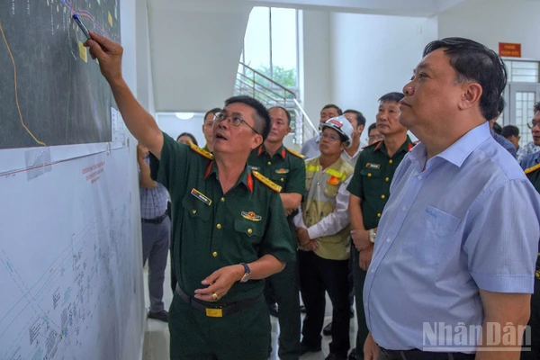 Chủ tịch Ủy ban nhân dân tỉnh Cà Mau Phạm Thành Ngại (áo sơ mi) nghe Ban điều hành Trường sơn 12 thông tin về tiến độ giải phóng mặt bằng dự án.