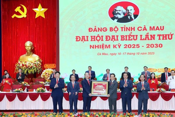 Thay mặt Bộ Chính trị, Ban Bí thư, đồng chí Trần Lưu Quang (thứ 3 từ phải qua) tặng bức trướng mừng Đại hội đại biểu Đảng bộ tỉnh Cà Mau lần thứ I, nhiệm kỳ 2025-2030.