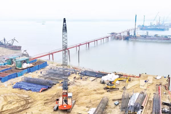 Dự án cầu Hồng Hà đang được tăng tốc thi công và cơ bản bám sát tiến độ đề ra. Ảnh: Nguyễn Hữu