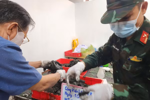 Việc thu nhận mẫu ADN vừa góp phần hoàn thiện cơ sở dữ liệu quốc gia, vừa mở ra cơ hội xác định danh tính cho nhiều liệt sĩ còn thiếu thông tin, giúp các anh trở về với quê hương và người thân sau nhiều năm mong đợi - Ảnh: VGP/LA 