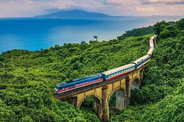 Du lịch bằng tàu hỏa giúp du khách được tận mắt thấy một Việt Nam đa sắc màu.