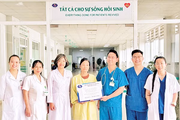 Món quà từ tập thể Tàu KT-709 không chỉ mang giá trị vật chất giúp gia đình trang trải một phần kinh phí mà còn là nguồn động viên tinh thần to lớn. Ảnh: Hải Ninh