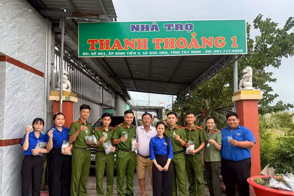 Công an xã Đức Hòa phối hợp Đoàn xã trao tặng móc khóa tuyên truyền cho người dân. Ảnh: Bé Ngân