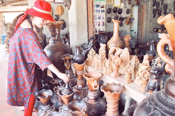 Du khách chọn mua sản phẩm tại làng gốm Bàu Trúc (Khánh Hòa). Ảnh: minh lê