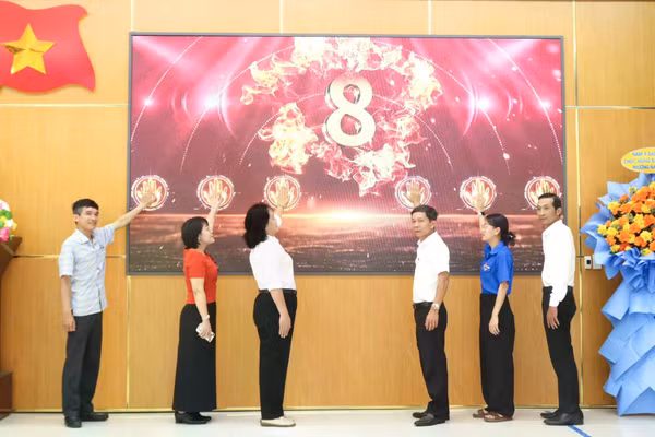 Các đại biểu thực hiện nghi thức ra mắt Công trình thanh niên “Bản đồ số phường Nam Nha Trang”.