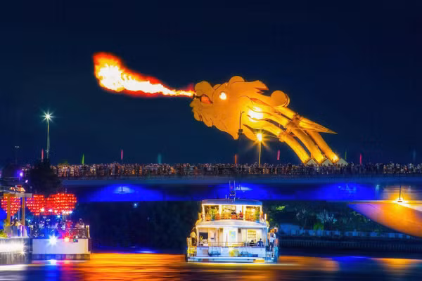 Cầu Rồng Đà Nẵng về đêm.