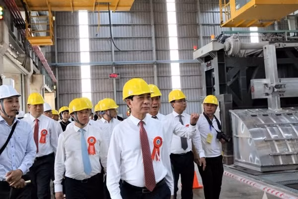 Đại tướng Phan Văn Giang và các đại biểu tham quan xưởng điện phân nhôm tại Nhà máy Điện phân Nhôm Đắk Nông.