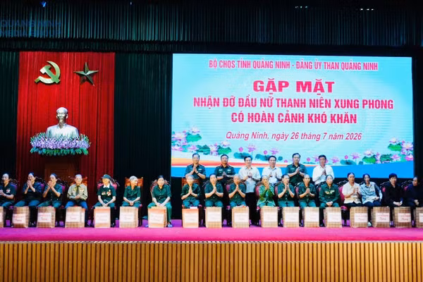Bộ Chỉ huy Quân sự (CHQS) tỉnh phối hợp với Đảng ủy Than Quảng Ninh nhận đỡ đầu nữ 22 thanh niên xung phong (TNXP) có hoàn cảnh khó khăn trên địa bàn tỉnh. 