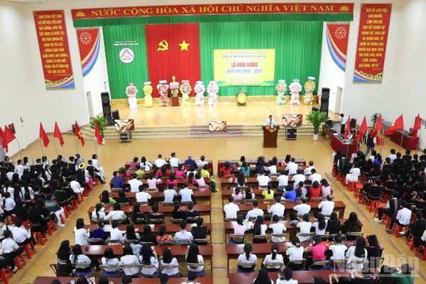 Thầy cô giáo và học sinh Trường trung học phổ thông dân tộc nội trú N'Trang Lơng, tỉnh Đắk Lắk khai giảng năm học mới.