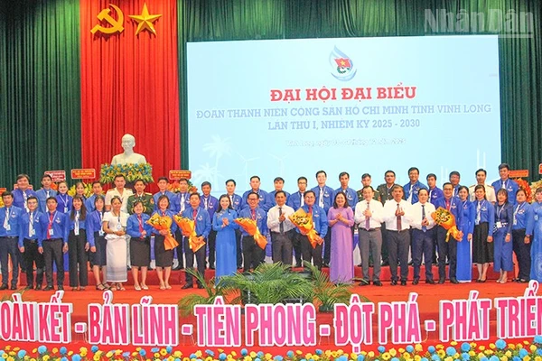 Lãnh đạo tỉnh Vĩnh Long chúc mừng Ban Chấp hành mới nhiệm kỳ 2025-2030. 