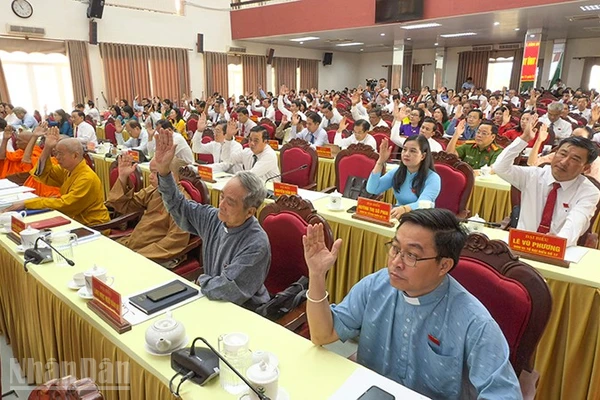 Đại biểu biểu quyết thông qua nghị quyết tại kỳ họp. 