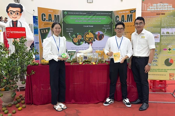 Dự án khởi nghiệp của sinh viên được trưng bày. 