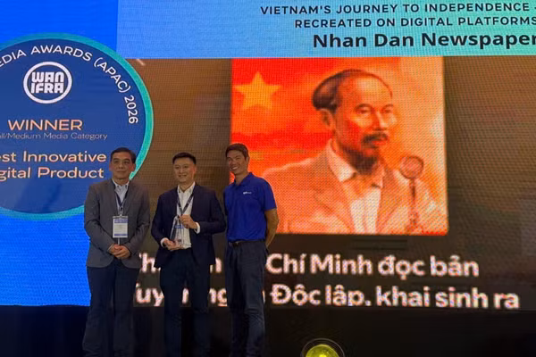 Nhà báo Nguyễn Hoàng Nhật, Phó Trưởng Ban Nhân Dân điện tử đại diện Báo Nhân Dân nhận giải thưởng tại giải Báo chí Kỹ thuật số châu Á (Digital Media Award Asia) 2026.